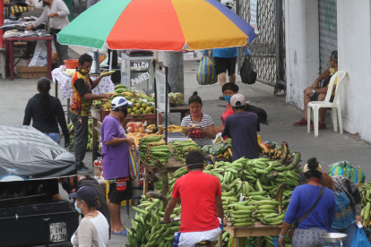 Hecho. En las ciudadelas del norte es común ver este panorama. Pequeños puestos de comida improvisada que venden todo tipo de legumbres.