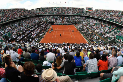 Imágenes como esta parecen ser una utopía para el año 2020. El coronavirus impide la presencia de un marco de público digno de torneos como Roland Garros.