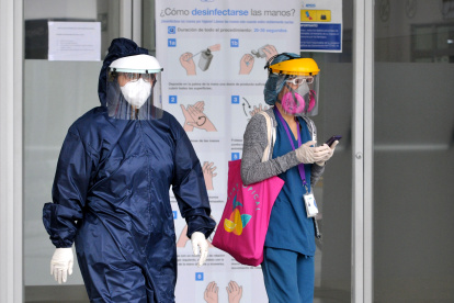 Rerencial. Los trabajadores de la salud usan mascarillas, escudo y guantes fuera de una sala de emergencias en Guayaquil.