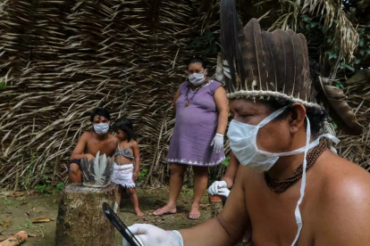 Brasil. Indígenas Sateré-Mawé usan un teléfono móvil para comunicarse con un médico en el estado de Sao Paulo para recibir orientación médica en medio de la pandemia del coronavirus.
