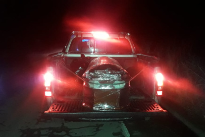 El miércoles en Pallatanga, Chimborazo, un hombre trasladaba un féretro en una camioneta