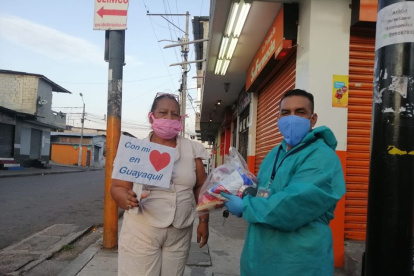 Nicolás Jiménez, presidente de la Federación de Barrios de Guayaquil, entrega víveres Flor de Bastión