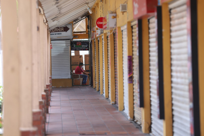 La paralización de negocios ha dejado sin ingresos a muchos negocios. Los despidos a nivel nacional suman 66.400 personas.