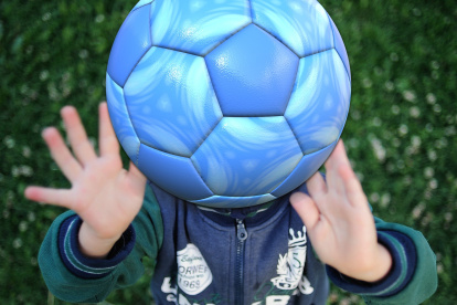 La pelota es un juego tradicional y este no debe faltar en tu casa. Mejora el equilibrio de los pequeños.