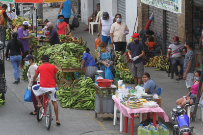 Aglomeración de personas en Guayaquil por la improvisación de comercio informal.