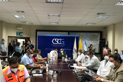 Mesa del COE Cantonal de Guayquil en reunión, en el norte de la ciudad.