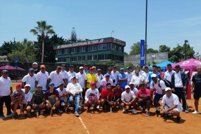 Parte de la Asociación de Entrenadores de Tenis del Guayas durante una capacitación en los tiempos cuando sí había actividad.