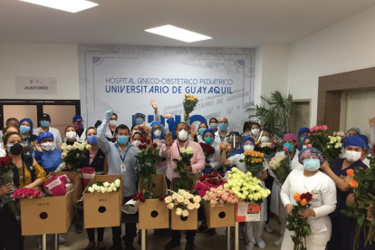 Los productores de flores de Ecuador entregan rosas al personal sanitario de los hospitales de Guayaquil, por la labor que hacen por el COVID-19.