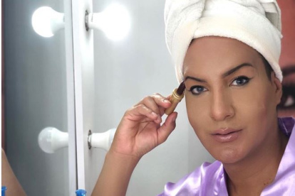 El maquillador ha laborado quince años en el mundo de la cosmética y belleza.