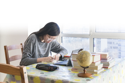 En el mundo. Distintas organizaciones promueven programas que complementen la edición de los niños y jóvenes.

“Compared with normal schooling, online learning is less effective to me. At school, I can approach teachers at any time if I have questions, and I can also discuss with my classmates,” Xiaoyu says. “I miss my friends,” she says. “We sometimes talk about the outbreak and when school will start. Staying at home for such a long time is so boring.” Xiaoyu continues, “When I first learned the news about the postponing of spring semester, I was happy about the extended holiday. But now I just want to go back to school.”

More than 180 million primary and secondary school students across China went online or switched on TV to attend class. The spring semester, originally scheduled to start on 17 February 2020, was postponed in an effort to contain the outbreak of the Novel Coronavirus (COVID-19).  As of 29 January 2020 the emergence of the novel coronavirus has infected more than 6,000 people in China and other parts of the world since the outbreak began in Wuhan, China, in December 2019. Some cases of infection among children had also been reported. Investigations are ongoing to identify a zoonotic (animal) source of the infection, potentially from markets handling various animals. There is human-to-human transmission, including infection of health workers and close contacts. UNICEF China has been in regular contact with China’s Ministry of Commerce, the National Health Commission, WHO, and other UN partners, as well as its regional