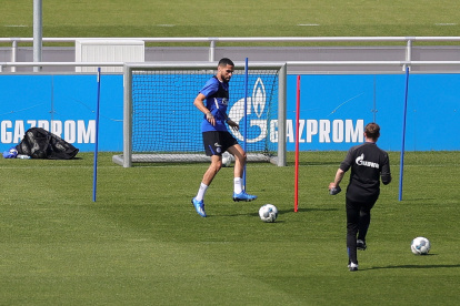 Jugadores del Schalke 04 entrenan ya en  Gelsenkirchen, Alemania, donde la Bundesliga será la primera en adoptar los nuevos cambios al reanudar sus actividades el sábado 16 de mayo a puerta cerrada.