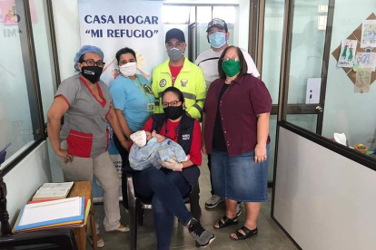 La recién nacida quedó al cuidado temporal de una casa hogar mientras la policía busca a la madre.