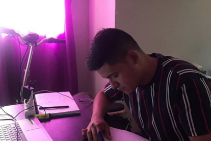 El microtenista guayaquileño firmó en España su vinculación con el club alemán.