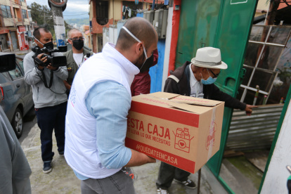 FABRICIO ZAVALA, COORDINADOR DEL MIES ENTREGO RACIONES ALIMENTICIAS EN EL SECTOR NOROCCIDENTAL DE QUITO BARRIO LA COMUNA, René Fraga. Quito 23 de abril del 2020 Agencia (ag-expreso ag-extra)