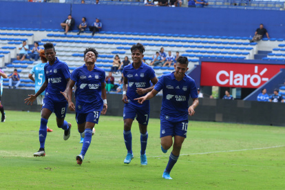 El volante de Emelec, Eduardo Pineda, fue incluido este año en el equipo principal de los azules.