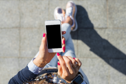 Una recomendación antes de dormir porque la luz azul del celular hace que después te cueste conciliar aún más el sueño.