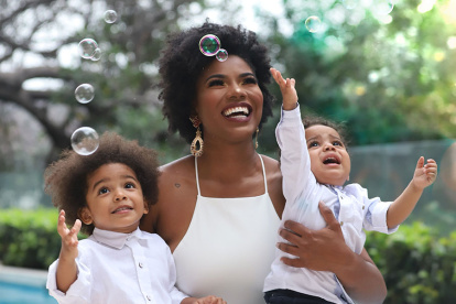 Denisse se considera una mamá moderna y muy consentidora.