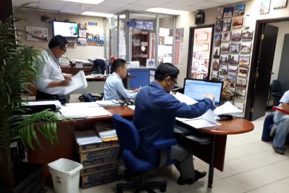 Antes de la pandemia. La foto (tomada el 16 de enero de 2020) muestra las actividades que desarrollaba la Notaría 38 de Guayaquil, sin ninguna restricción a los usuarios. Una imagen que seguramente cambiará desde mañana 11 de mayo, fecha en que las notarías del país reabrirán la atención al público, previa cita y con las medidas de bioseguridad que se requieren, para evitar hacinamiento en los despachos y contagios de COVID-19.