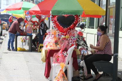 Pocos clientes acuden a los negocios de flores y regalos por el Día de la Madre.