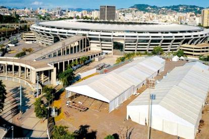 El mítico estadio brasileño luce las carpas con las camas temporales para atender a los pacientes Covid-19 en su exterior.