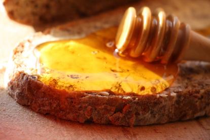 Entre los beneficios de la miel están sus propiedades antibacterianas, según The Honey Comb.