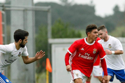 El delantero del Benfica de Portugal, Jeremy Sarmiento, está listo para vestir la camiseta de Ecuador.