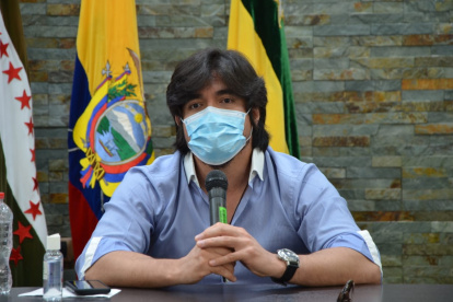 Espectáculo. El secretario Anticorrupción desquita su sueldo en la TV.