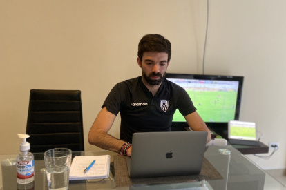 Iván Vásquez, entrenador de las formativas de Independiente del Valle, en una sesión de entrenamiento vía digital.