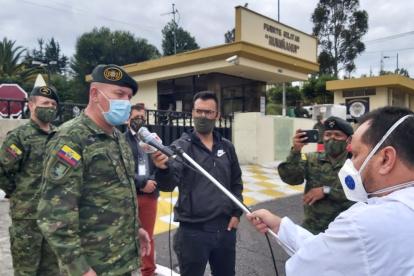 Luis Altamirano, comandante del Ejército, visitó a las mujeres militares por el Día de la Madre