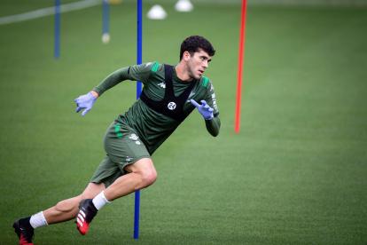 Curiosidad. El de la gráfica bien podría parecer un arquero, pero se trata del centrocampista Carles Aleña, del Betis español que ayer volvió a las prácticas. Ahora todos llevan guantes.