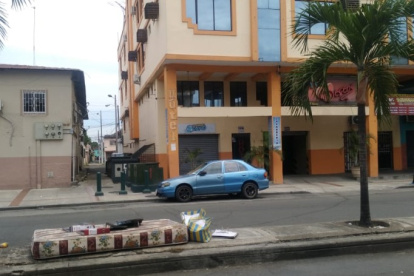Problema. Los colchones, bases de camas, entre otros objetos contaminados, estaban abandonados en las esquinas y parterres centrales.