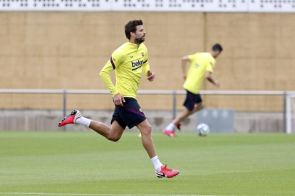Gerard Piqué ya entrena a la par con sus compañeros en el FC Barcelona.