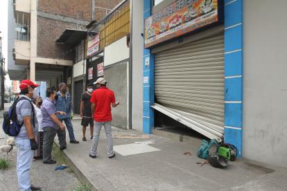 Dos locales fueron asaltados esta madrugada en el centro de Guayaquil.