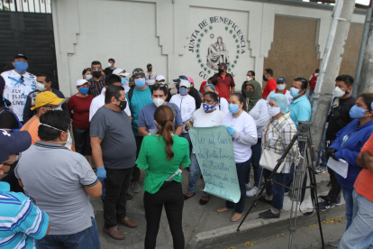 Un grupo de padres protesta por el cierre de la Unidad Educativa Santa Luisa de Marillac.