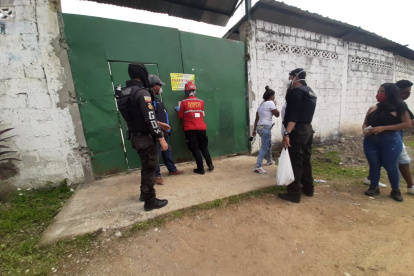 Intervención. Personal de la Policía, Municipio y Bomberos ejecutaron el allanamiento y cierre del local.
