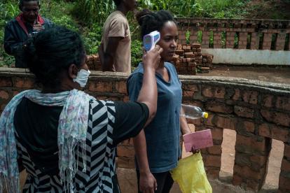 Una mujer es controlado y le toman la temperatura en Antananarivo, Madagascar.
