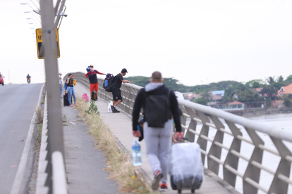 Desplazamiento. Venezolanos caminan por el puente de la Unidad Nacional.

Foto: Valentina Encalada
Nota: BLANCA MONCADA

 Guayaquil-Ecuador
Agencia (ag-expreso)