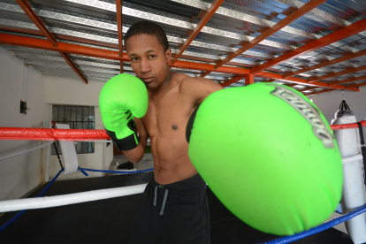 El boxeador Alexander Espinoza prepara su subasta benéfica.