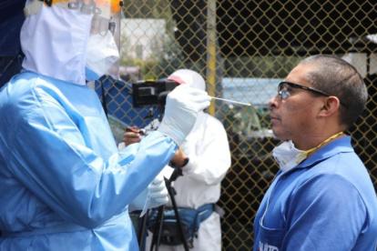 Para el procesamiento de pruebas existe un grupo de 20 personas de la Secretaría de Salud que se han capacitado para hacer la toma de muestras PCR a través de la nariz hasta la faringe.