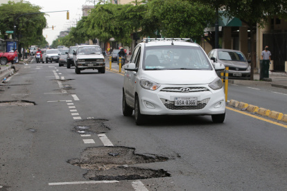 Daños. En la calle Esmeraldas, desde Aguirre hasta 9 de Octubre, se encuentran baches de este tipo. En el sitio se han generado varios incidentes. Los comerciantes llevan meses solicitando su reparación.