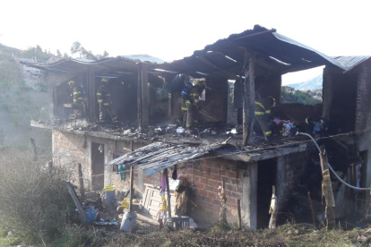 Esta vivienda en Loja, habitada por 3 familias, se quemó el domingo 10 de mayo, a causa de un fallo en las instalaciones eléctricas.