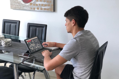 El delantero de Emelec, Facundo Barceló, se prepara en un coaching deportivo.