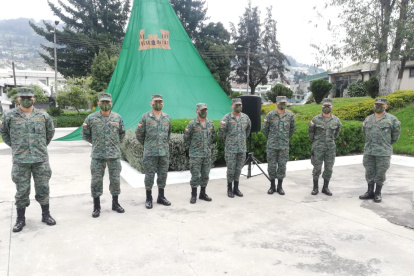 Ocho militares del Cuerpo de Ingenieros de Pichincha fueron recibidos ayer con honores en el Campo de Marte de la unidad militar