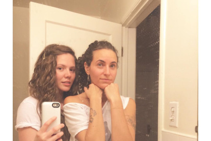 La cantante posa junto a su pareja la artista plástica Diana