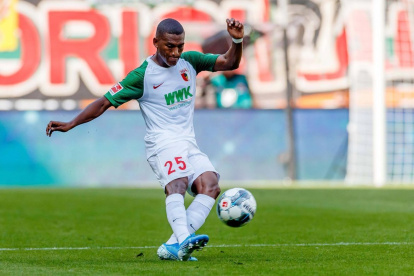 Carlos Gruezo, volante ecuatoriano del Augsburgo, volverá al campo el 16 de mayo.