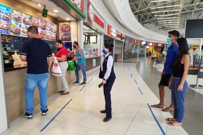Decenas de personas aprovecharon que el centro comercial El Dorado abriera sus puertas para visitarlo.