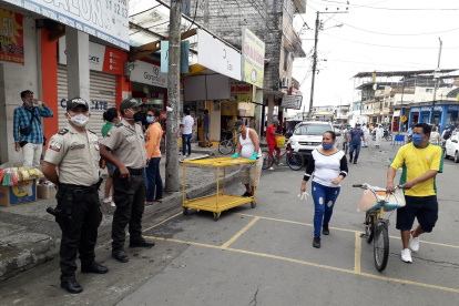 Policías circulaban esta mañana por las calles en Daule.