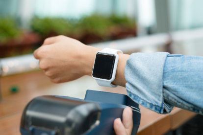 Este aparato controla el respeto de la distancia de seguridad y rastrea los contactos de una persona positiva al contagio.