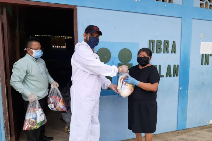 Los productos fueron entregados con las medidas de seguridad.

Los productos fueron entregados con las medidas de seguridad.

Los productos fueron entregados con las medidas de seguridad.

La entrega de los alimentos se realizó con todas las medidas de seguridad.