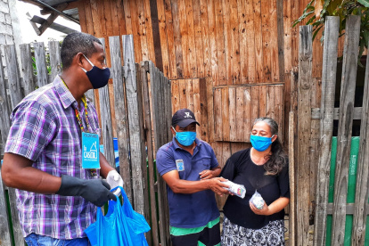 Los voluntarios acudieron a la cooperativa La Carolina a entregar víveres.